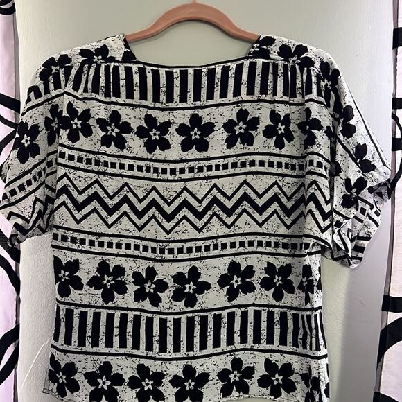 CHAUS Black and White Floral Print Blouse US Size 6 - Picture 9 of 9
